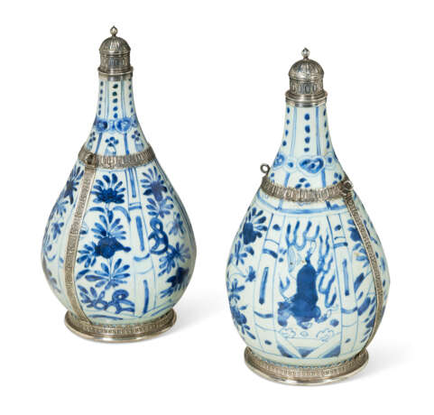 TWO SILVER-MOUNTED CHINESE `KRAAK` PORCELAIN BLUE AND WHITE VASES - photo 1