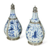 TWO SILVER-MOUNTED CHINESE `KRAAK` PORCELAIN BLUE AND WHITE VASES - фото 1
