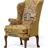 A GEORGE I WALNUT AND NEEDLEWORK WING ARMCHAIR - Foto 2