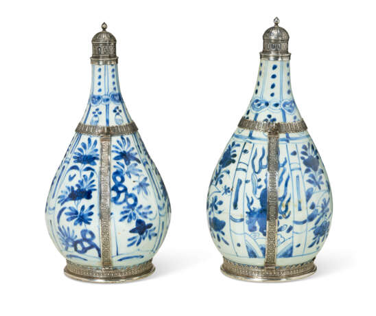 TWO SILVER-MOUNTED CHINESE `KRAAK` PORCELAIN BLUE AND WHITE VASES - фото 2