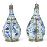 TWO SILVER-MOUNTED CHINESE `KRAAK` PORCELAIN BLUE AND WHITE VASES - photo 2