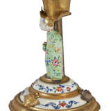 A PAIR OF ASSEMBLED GILT-METAL AND CHINESE EXPORT AND JAPANESE PORCELAIN CANDLESTICKS - фото 10