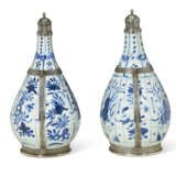 TWO SILVER-MOUNTED CHINESE `KRAAK` PORCELAIN BLUE AND WHITE VASES - фото 3
