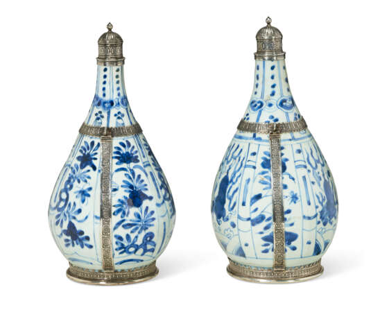 TWO SILVER-MOUNTED CHINESE `KRAAK` PORCELAIN BLUE AND WHITE VASES - Foto 3