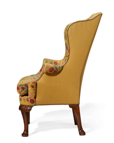 A GEORGE I WALNUT AND NEEDLEWORK WING ARMCHAIR - Foto 3