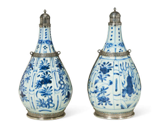TWO SILVER-MOUNTED CHINESE `KRAAK` PORCELAIN BLUE AND WHITE VASES - Foto 4
