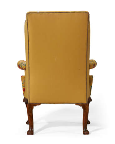 A GEORGE I WALNUT AND NEEDLEWORK WING ARMCHAIR - photo 4