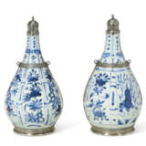 TWO SILVER-MOUNTED CHINESE `KRAAK` PORCELAIN BLUE AND WHITE VASES - фото 5