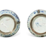 TWO SILVER-MOUNTED CHINESE `KRAAK` PORCELAIN BLUE AND WHITE VASES - фото 6