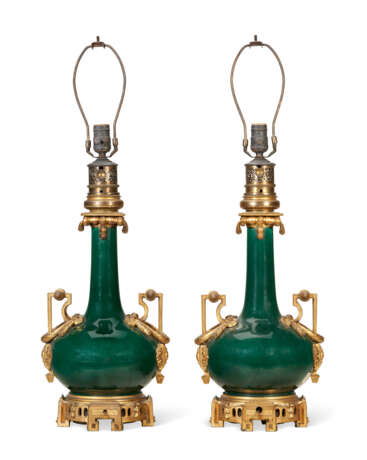A PAIR OF FRENCH ORMOLU-MOUNTED GREEN-GLAZED PORCELAIN TABLE LAMPS - фото 2