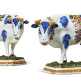 A PAIR OF DUTCH DELFT POLYCHROME MODELS OF STANDING COWS - Foto 1