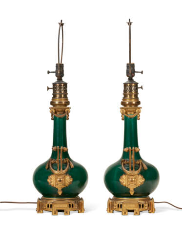 A PAIR OF FRENCH ORMOLU-MOUNTED GREEN-GLAZED PORCELAIN TABLE LAMPS - Foto 4