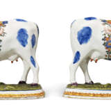A PAIR OF DUTCH DELFT POLYCHROME MODELS OF STANDING COWS - Foto 3