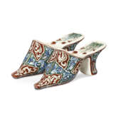 A PAIR OF DUTCH DELFT POLYCHROME MODELS OF SHOES - фото 1