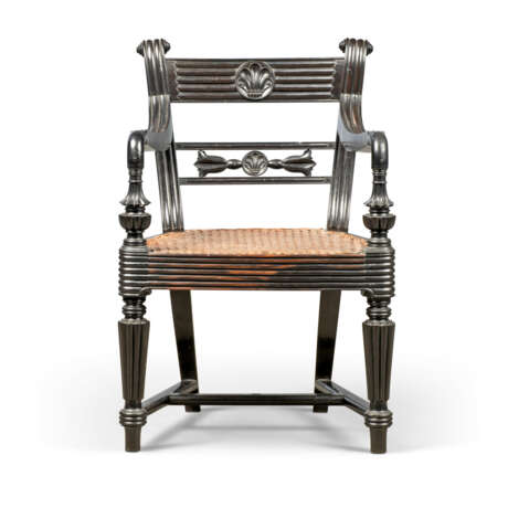 AN ANGLO-INDIAN CARVED EBONY CHAIR FOR A CHILD - Foto 2
