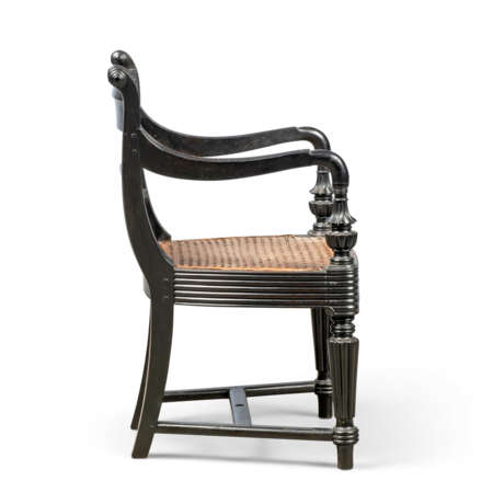 AN ANGLO-INDIAN CARVED EBONY CHAIR FOR A CHILD - Foto 3