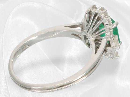 Ring: Weißgoldener Diamant/Brillantring mit schönem Smaragd von ca. 1,15ct, Expertise - фото 4