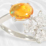 Ring: Feiner, ungetragener Platin-Goldschmiedering mit schönem Feueropal und Brillanten, ca. 1,98ct - фото 1