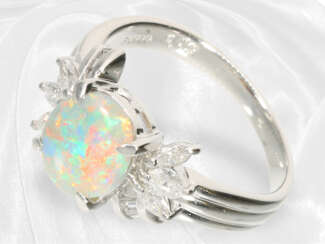 Ring: Feiner und ungetragener Opal/Diamant-Goldschmiedering aus 900er Platin
