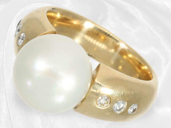 Ring: Sehr dekorativer Goldschmiedering mit großer Südsee-Zuchtperle und Brillanten besetzt - Foto 1