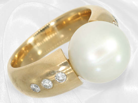 Ring: Sehr dekorativer Goldschmiedering mit großer Südsee-Zuchtperle und Brillanten besetzt - photo 3