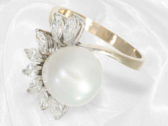 Ring: Sehr dekorativer Goldschmiedering mit feiner Südsee-Zuchtperle und Diamanten schöner Qualität - фото 1