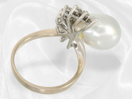 Ring: Sehr dekorativer Goldschmiedering mit feiner Südsee-Zuchtperle und Diamanten schöner Qualität - фото 4
