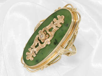 Dekorativer, handgearbeiteter Jade/Nephrit-Ring mit Diamantrosen, antike Goldschmiedeanfertigung