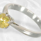 Ring: Feiner weißgoldener Solitärring mit Fancy-Brillant von ca. 0,7ct - photo 5