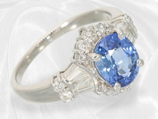 Ring: Neuwertiger Platinring mit Diamanten/Brillanten und schönem Saphir, insgesamt ca. 3,11ct - photo 4