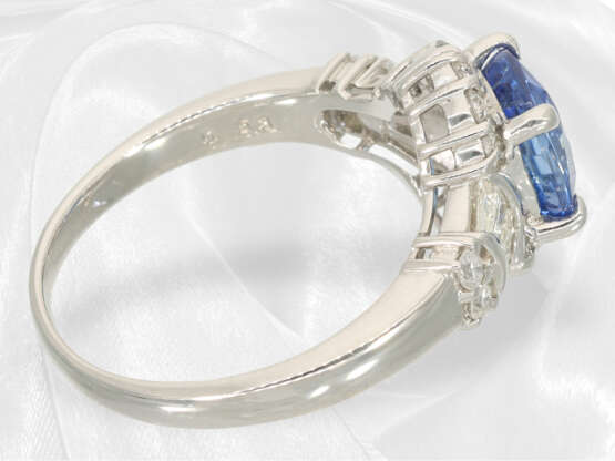 Ring: Neuwertiger Platinring mit Diamanten/Brillanten und schönem Saphir, insgesamt ca. 3,11ct - photo 5