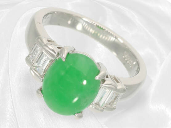 Neuwertiger Platinring mit feiner Imperial-Jade und Diamanten, ca. 3,6ct Steinbesatz - фото 1