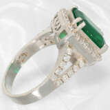Ring: Handgefertigter vintage Smaragd-Brillant-Goldschmiedering, ca. 3,22ct - photo 4