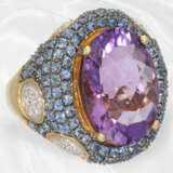 Ring: Prunkvoller, ausgesprochen dekorativer und ungewöhnlicher Amethyst/Saphir/Brillant-Goldschmiedering - фото 3