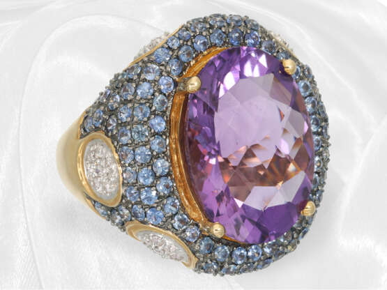 Ring: Prunkvoller, ausgesprochen dekorativer und ungewöhnlicher Amethyst/Saphir/Brillant-Goldschmiedering - photo 3