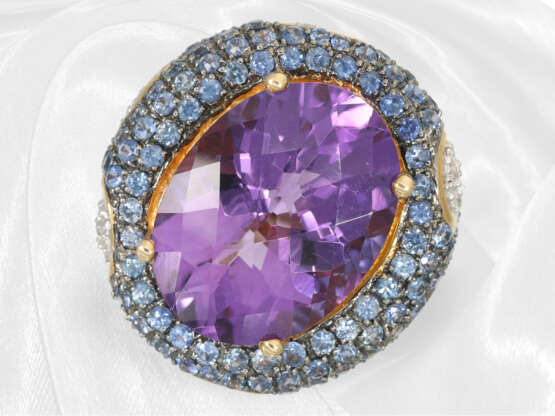 Ring: Prunkvoller, ausgesprochen dekorativer und ungewöhnlicher Amethyst/Saphir/Brillant-Goldschmiedering - фото 5