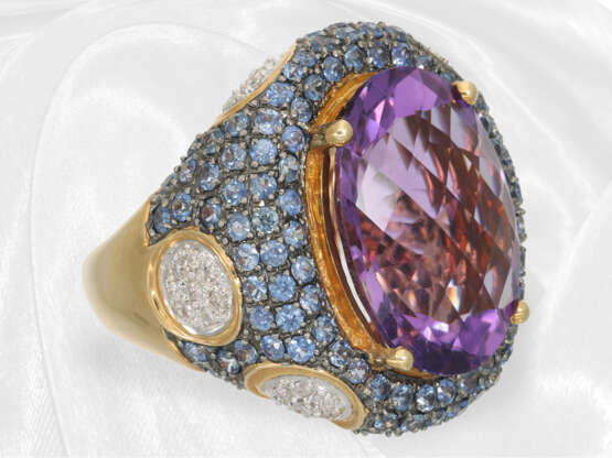 Ring: Prunkvoller, ausgesprochen dekorativer und ungewöhnlicher Amethyst/Saphir/Brillant-Goldschmiedering - фото 6