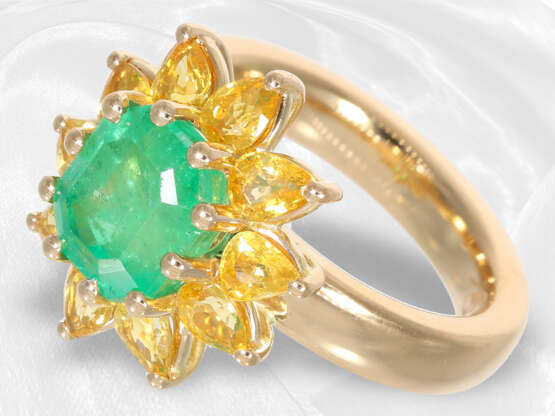 Ring: handgefertigter neuwertiger Smaragdring mit gelben Saphiren, insgesamt ca. 4,91ct, Manufaktur Schupp - photo 1