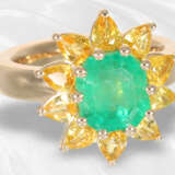 Ring: handgefertigter neuwertiger Smaragdring mit gelben Saphiren, insgesamt ca. 4,91ct, Manufaktur Schupp - photo 2