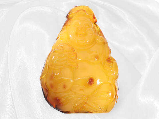 Bernstein: seltener, großer, geschnittener Butterscotch-Bernstein von über 350ct, Motiv "Buddha" - photo 3