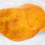 Außergewöhnlich großer Bernstein, seltene Farbe, sog. "butterscotch amber", über 1000ct - фото 1
