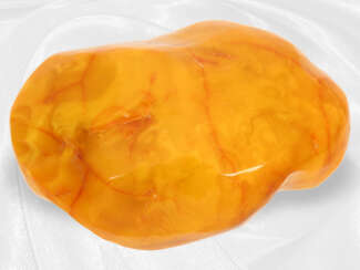 Außergewöhnlich großer Bernstein, seltene Farbe, sog. "butterscotch amber", über 1000ct