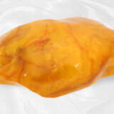 Außergewöhnlich großer Bernstein, seltene Farbe, sog. "butterscotch amber", über 1000ct - photo 2