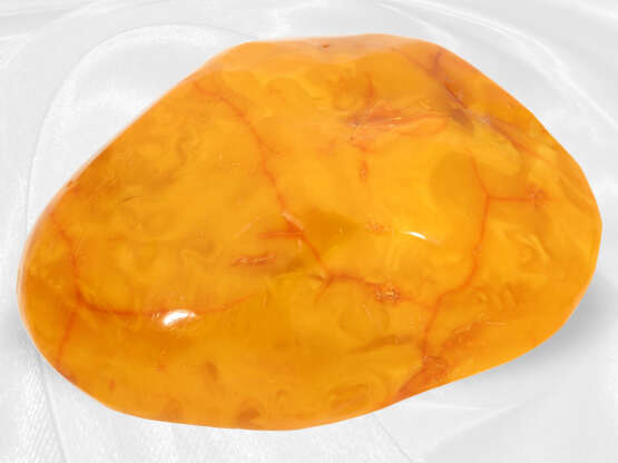 Außergewöhnlich großer Bernstein, seltene Farbe, sog. "butterscotch amber", über 1000ct - photo 4