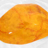 Außergewöhnlich großer Bernstein, seltene Farbe, sog. "butterscotch amber", über 1000ct - Foto 4