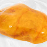 Außergewöhnlich großer Bernstein, seltene Farbe, sog. "butterscotch amber", über 1000ct - Foto 5