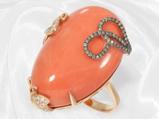 Ring: Äußerst dekorativer, neuwertiger Goldschmiedering mit großer Koralle 65ct! sowie Brillanten, Unikat - фото 1
