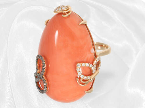 Ring: Äußerst dekorativer, neuwertiger Goldschmiedering mit großer Koralle 65ct! sowie Brillanten, Unikat - photo 4