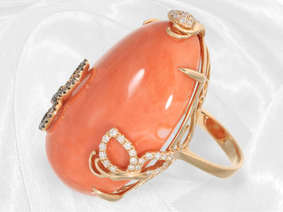Ring: Äußerst dekorativer, neuwertiger Goldschmiedering mit großer Koralle 65ct! sowie Brillanten, Unikat - фото 5