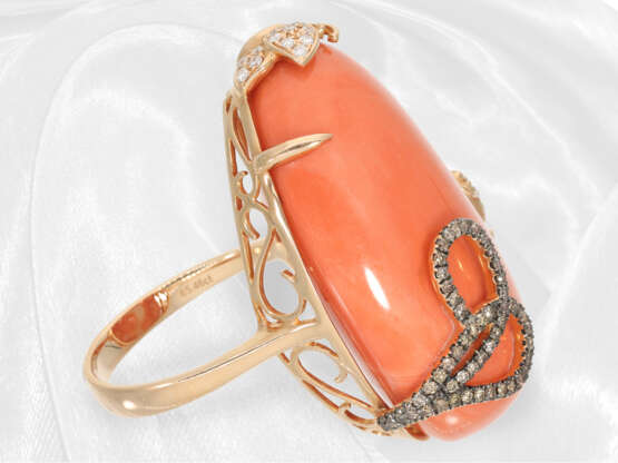 Ring: Äußerst dekorativer, neuwertiger Goldschmiedering mit großer Koralle 65ct! sowie Brillanten, Unikat - фото 6